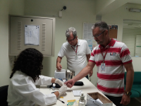 Médico Luís Carlos, responsável pelo projeto de prevenção, acompanha o teste do servidor Sérgio Pinho