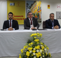 Desembargador Gerson de Oliveira, entre os juízes Paulo e Rodrigo, abre a 8ª SFM, destacando o debate sobre a reforma trabalhista