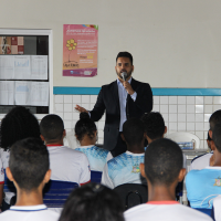 Juiz Paulo falando com alunos da Escola Dayse Galvão de Sousa