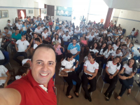 Selfie do juiz Jedson com os alunos do Centro de Ensino Deputado Remy Soares