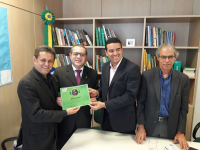 Desembargador James Magno, servidor Marcelo Costa e os gestores do Ministério do Meio Ambiente no ato da entrega do Selo A3P