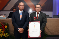 Presidente James Magno com a comenda e o diploma, ao lado do presidente Ivan Valença