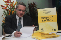 Desembargador James Magno presidente do TRT-MA e do Coleprecor, autografa a obra "Trabalho Decente".