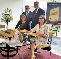 Presidente do TST, ministro Ives Gandra (d), com os autores da obra: desembargadores Lourdes Leiria (e), Maria Beatriz e James Magno.