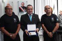 Presidente James, entre os agente de segurança Marlon e Lenildo, foi homenageado pela Seção de Segurança