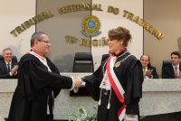 Desembargadora Solange de Castro Cordeiro recebeu os cumprimentos do desembargador James Magno após condecoração da Ordem Timbira do Mérito Judiciário