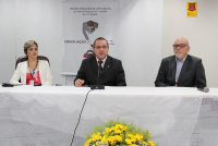 Presidente James Magno, entre Adriana de Brito e Ernesto Mandelli, abriu o workshop