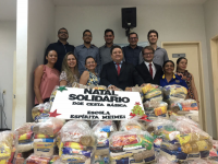 Juízes Maurílio e Gustavo e servidores da Vara do Trabalho de Estreito com as cestas arrecadadas