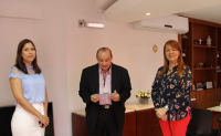 Patrícia, o coordenador de Gestão de Pessoas fazendo a leitura do termo de posse e a presidente do TRT