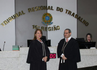 A presidente e o desembargador James Magno durante leitura do termo de posse feita pela secretária do Pleno, Walewska  Gomide