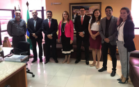 Desembargadora Solange, ao centro, ladeada pelos consultores do Instituto Innovare e por servidores da Gestão Estratégica e da Tecnologia da Informação do TRT-MA.