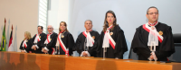 Desembargadores do TRT-MA acompanham a execução do Hino Nacional.