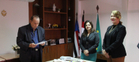 Presidenta Solange e Cleonice durante a leitura do termo de posse feita pelo coordenador de Gestão de Pessoas