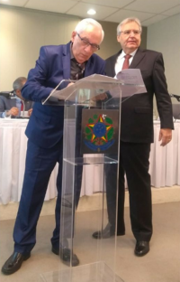 Corregedor do TRT-MA, desembargador Américo Bedê Freire, assina o TCT na presença do desembargador Platon Teixeira de Azevedo Filho, presidente do TRT-GO.