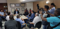 Desembargador Gerson de Oliveira faz mediação das tratativas que resultaram em acordo entre as partes processuais.