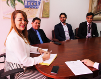 Presidenta Solange assina o contrato, ao lado do diretor-geral, Celson Moreira, do secretário-geral da Presidência, Noredim Reuter, e do chefe do Núcleo de Assessoramento Jurídico, Wellington Bringel.
