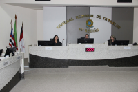 Procuradora Márcia, ao lado do desembargador Gérson de Oliveira, agradeceu pela recepção no TRT