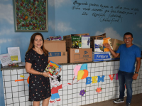 Bibliotecária Clenise e o historiador Marcos receberam parte dos livros arrecadados na campanha
