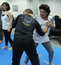 Servidora Gerusa treina com um dos instrutores
