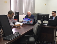 Corregedor Américo Bedê ao lado do juiz do trabalho no exercício da titularidade da VT, Inaldo André, e Marcos Pires, no encerramento da correição