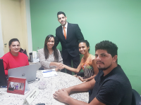 Juíza Ângela com advogado e partes processuais que conciliaram