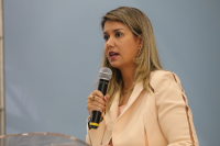 A diretora da EJUD16 abriu o evento e ressaltou o compromisso da Escola em discutir temas de interesse comum