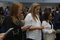 Desembargadora Solange Cordeiro durante um dos momentos de cânticos na cerimônia