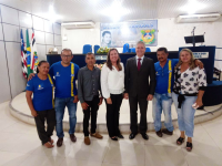 Magistrados Leonardo e Liliana entre participantes da palestra
