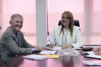 Desembargadora Solange Cordeiro e coronel Monteiro Segundo assinam Termo de Entrega.