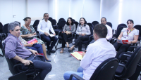 Servidores na roda de conversa sobre hipertensão e saúde do coração no prédio-sede