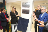 Descerramento da placa de inauguração.