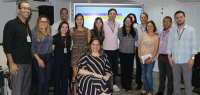 Palestrante com os servidores que participaram da oficina