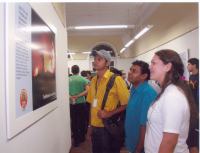 Alunos do Centro Integrado Escola Técnica Segurança do Trabalho observam um dos quadros da exposição