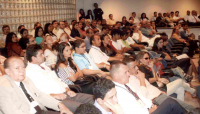 Platéia acompanha atenta o bate-papo com os convidados