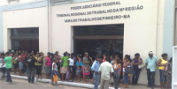 Ex-servidores do município de Cururupu chegaram cedo à sede da VT de Pinheiro, para as audiências na sexta-feira