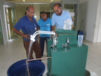 Luiz Pires explica funcionamento de equipamento que reduz consumo de água