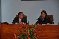 Presidente Márcia Andrea apresenta o desembargador João Carlos de Souza, palestrante do seminário