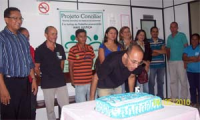 Servidor Leonildo Soares Santos apaga a vela do bolo de aniversário  dos cinco anos da VT de Estreito 