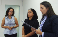 Emocionada, Sony Regina, ao lado da secretária geral Elizabeth Menezes, ouve  leitura do termo de posse 