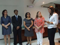 Diretora de Recursos Humanos Gabriela Bello faz leitura do ato de nomeação dos servidores Elizabeth Menezes, Valdionor dos Santos e Júlia Gomes