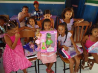 As crianças fazem exposição de sorrisos e brinquedos