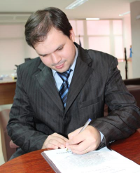 O novo diretor da VT de Santa Inês assina o termo de posse
