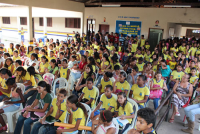 Alunos e familiares durante atividade do TRT na Escola na UEB São Raimundo