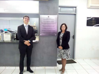 Juízes Bruno Motejunas e Conceição Meirelles posam ao lado da placa de implantação do PJe na VT de Pedreiras