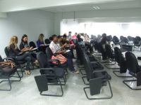 Educadores e alunos acompanham a palestra no auditório da Escola Judicial