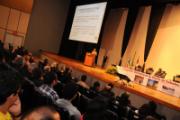 Participantes do congresso atentos à conferência