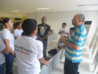 Cecílio Lobo acompanha os visitantes.