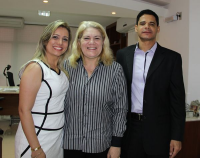 Juíza Roberta Carvalho, desembargadora Ilka Esdra e Paulo Roberto Mariani, esposo da juíza empossada.