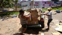 Representantes da Ascamar recebem o material