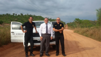 O des. James Magno ladeado pelos agentes Márcio Muniz e José Marlon Machado